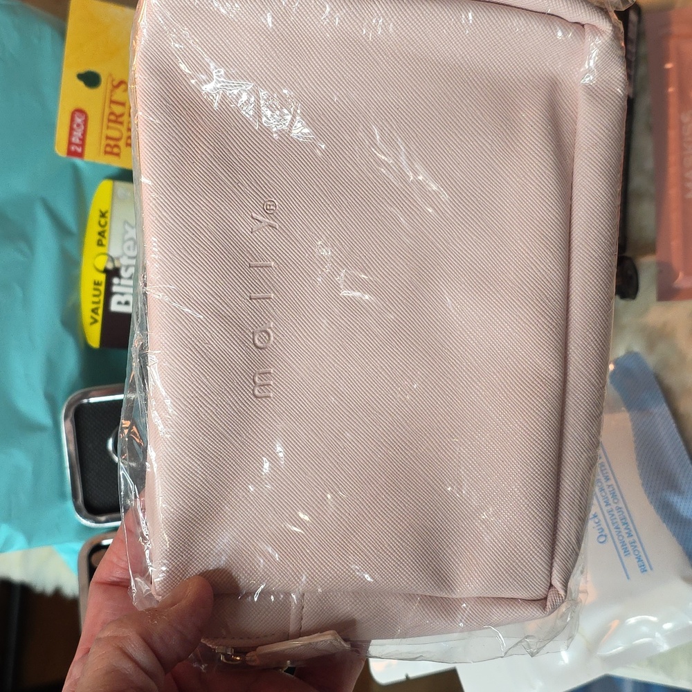 Beauty Bundle Weekend Must Haves Refresher Kit - Picture 2 of 11